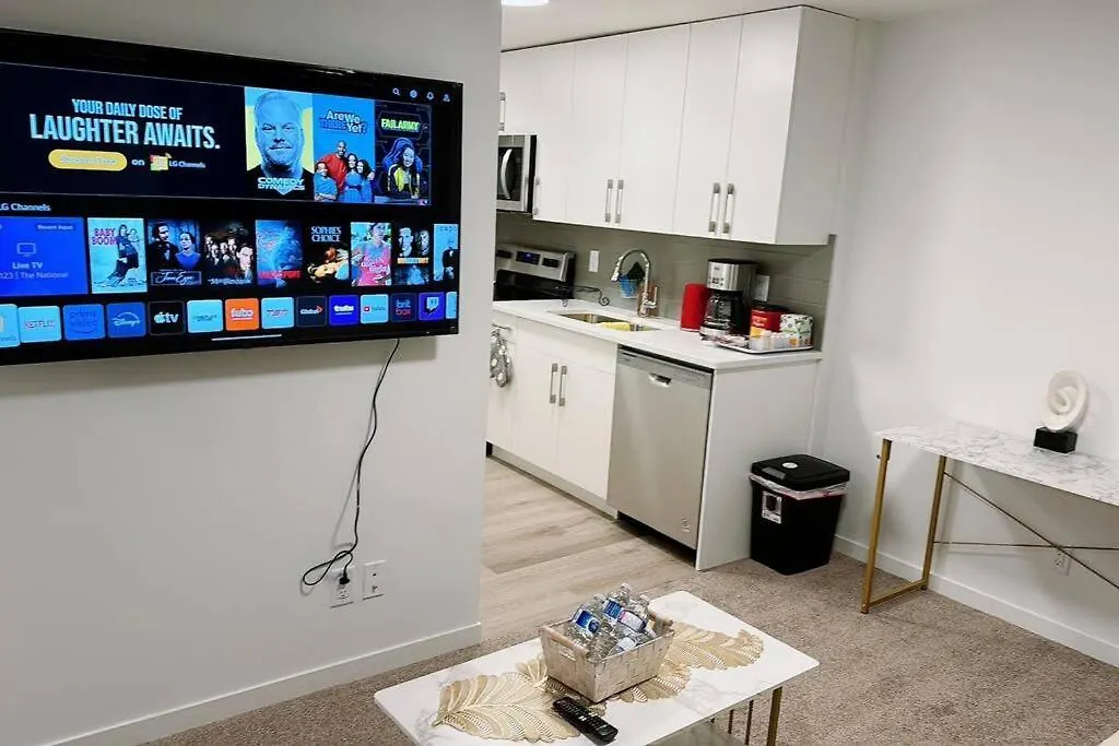 아파트 2Bedrooms, 1Bath, Two Beds, New Basement In Mahogany YYC